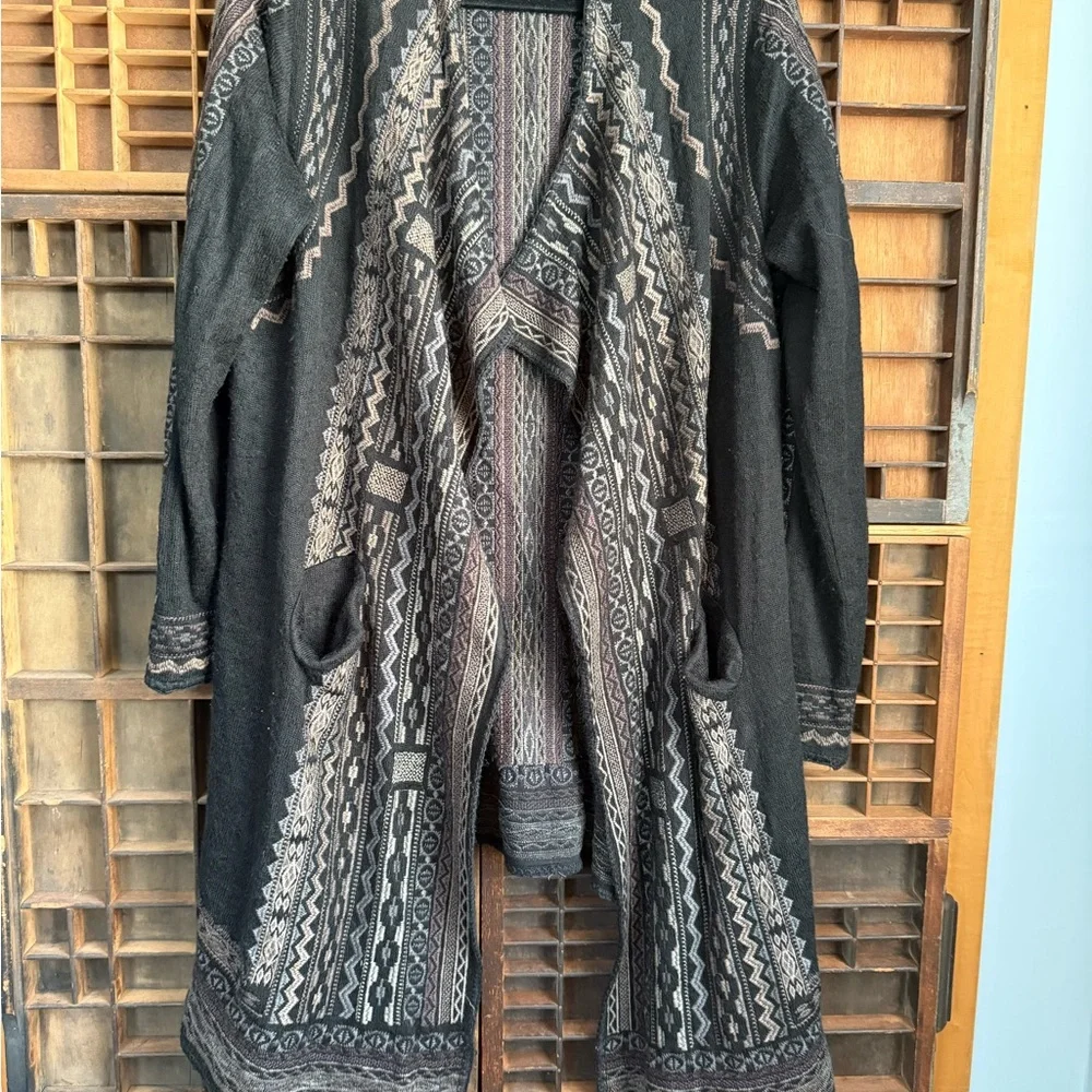 Women's Black and Tan Patterned Sweater - Picture 1 of 4